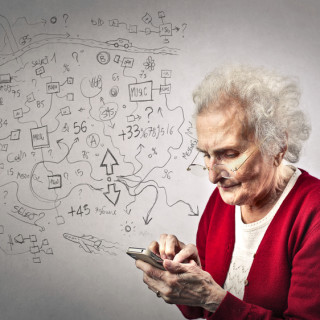 Seniorin nutzt ein Smartphone – persönliche Unterstützung bei digitalen Fragen in Zürich
